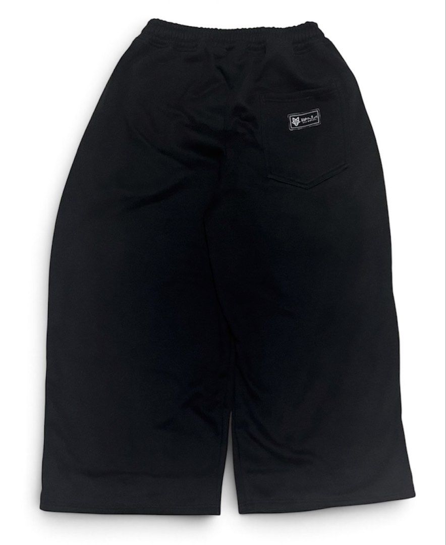 Hunta Black Pants Size L (Category: Joggers) located in Manila. Submitted by nle_vey (Listing ID 1470073609, Image 2). Description: - Brand: Hunta Clothing - Size: L - Color: Black - Material: Comfortable cotton - Waistband: Elastic with adjustable drawstring - Pockets: Convenient side pockets and one back pocket with a Hunta logo patch - Style: Casual streetwear, ideal for everyday use.