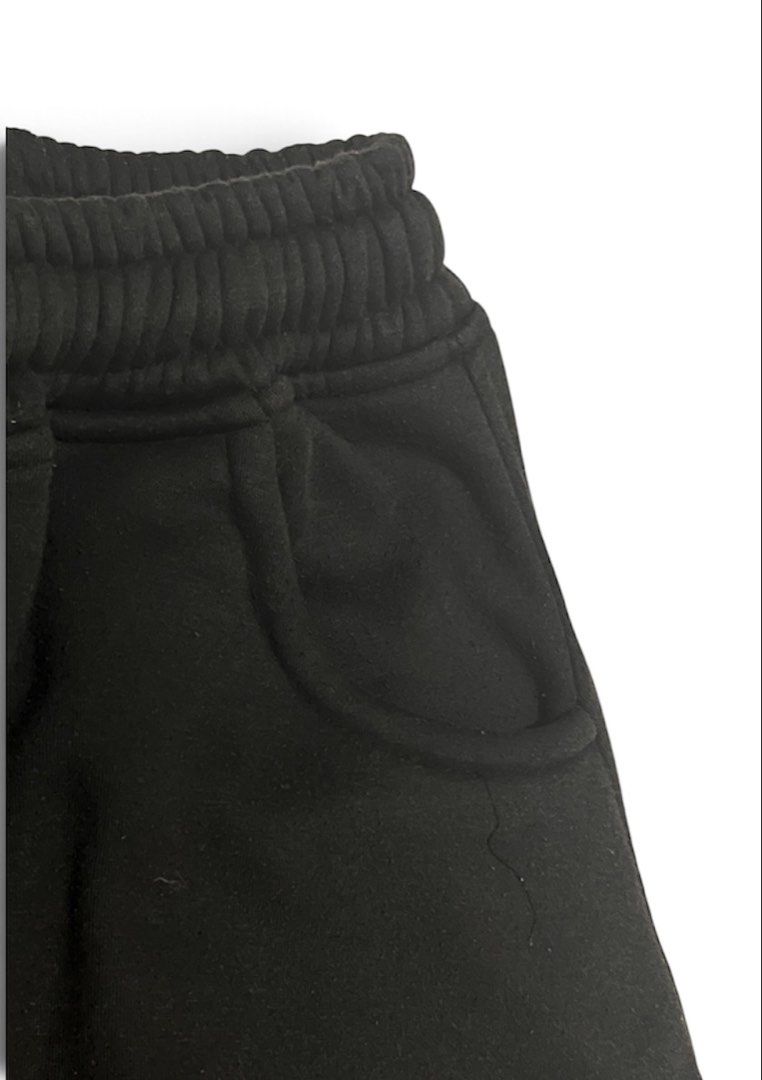Hunta Black Pants Size L (Category: Joggers) located in Manila. Submitted by nle_vey (Listing ID 1470073609, Image 3). Description: - Brand: Hunta Clothing - Size: L - Color: Black - Material: Comfortable cotton - Waistband: Elastic with adjustable drawstring - Pockets: Convenient side pockets and one back pocket with a Hunta logo patch - Style: Casual streetwear, ideal for everyday use.