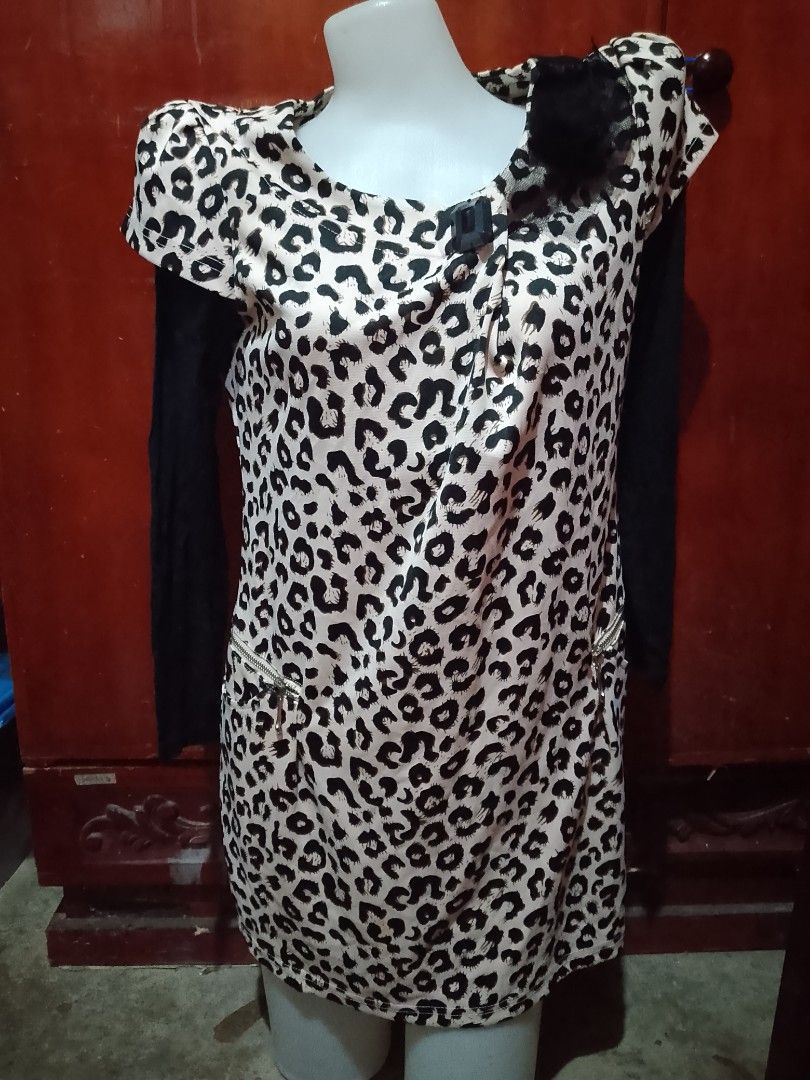 Leopard Print Dress Size M (Category: Dresses) located in Batangas. Submitted by sheenx.09 (Listing ID 1470093575, Image 1). Description: - Brand: H.Yaxuan - Size: Medium on tag (s to m) - Pattern: Black and white leopard print 😉 - Design: long sleeves, round neckline with dark detail, and zip pockets near the hem ☺️ - Material: Lightweight and comfortable - Condition: Worn only once, super clean, and ready to wear 🥰.