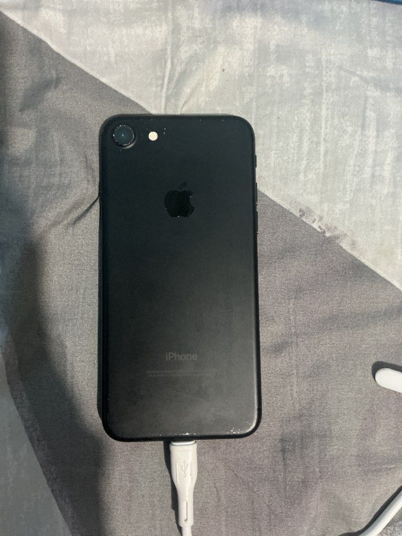 Ip 7 fs (Category: iPhone 7 Series) located in Manila. Submitted by freecat_22bb9f (Listing ID 1470043427, Image 2). Description: - Brand/Model: Apple iPhone 7 - Color: Black - Storage: 32GB - Condition: May visible dents sa gilid/katawan, forgot password lang kaya 'di na magamit. - Ideal as a budget or backup phone.