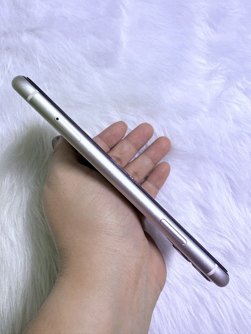 IPHONE 11 128GB COLOR WHITE (Category: Other Mobile & Gadget Accessories) located in Manila. Submitted by rachelalam97253 (Listing ID 1470068317, Image 3). Description: Ip11 128 gb First owner 75% batt health ✅ True tone ✅ Face ID ✅ Smooth performance ✅ No repair history ✅ No issue ✅ Rfs: Upgrade ❤️.