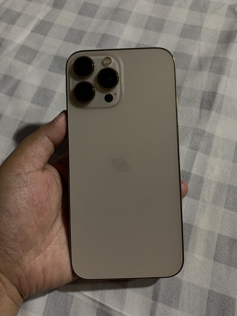 iPhone 13 ProMax 256GB GOLD (Category: iPhone 13 Series) located in Quezon City. Submitted by jpmonlineshop2019 (Listing ID 1470011638, Image 3). Description: iPhone 13promax 256 GB Honest issue: - With dent po as seen in the pic pero hindi naman masyadong halata, casing only - Camera replaced (GENUINE) no issue po sa replaced camera perfectly working back and front cam. Lady owned ✨ Freebie: Casing 5pcs Openline (anysim will do) Battery at 92% B