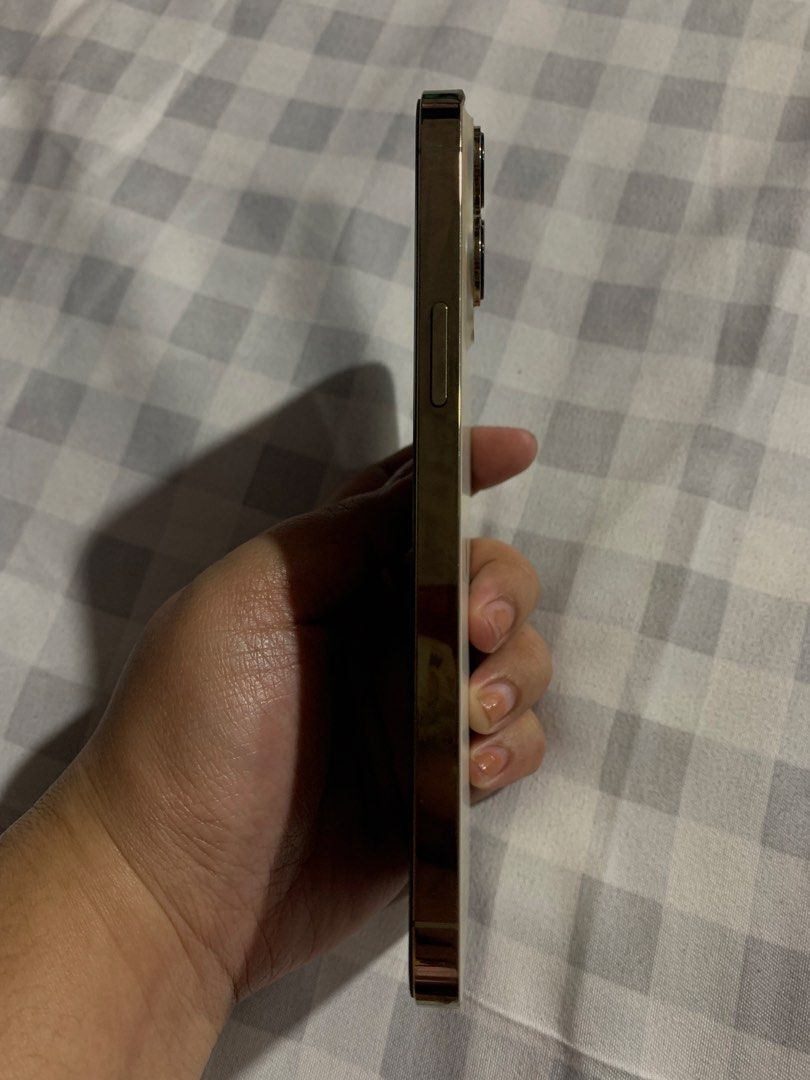 iPhone 13 ProMax 256GB GOLD (Category: iPhone 13 Series) located in Quezon City. Submitted by jpmonlineshop2019 (Listing ID 1470011638, Image 2). Description: iPhone 13promax 256 GB Honest issue: - With dent po as seen in the pic pero hindi naman masyadong halata, casing only - Camera replaced (GENUINE) no issue po sa replaced camera perfectly working back and front cam. Lady owned ✨ Freebie: Casing 5pcs Openline (anysim will do) Battery at 92% B
