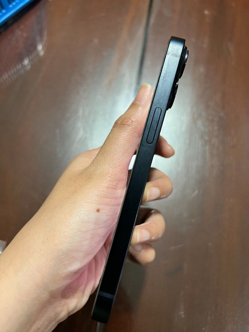 Iphone 14 (Category: iPhone 14 Series) located in Dasmarinas. Submitted by kziamar (Listing ID 1469972374, Image 3). Description: For sale❗️❗️❗️ still negotiable iphone 14 - 85% batt health - 128 gb - color : black - smart locked - with charging cable included but no adapter Meet up Makati area Rfs: phone upgrade.