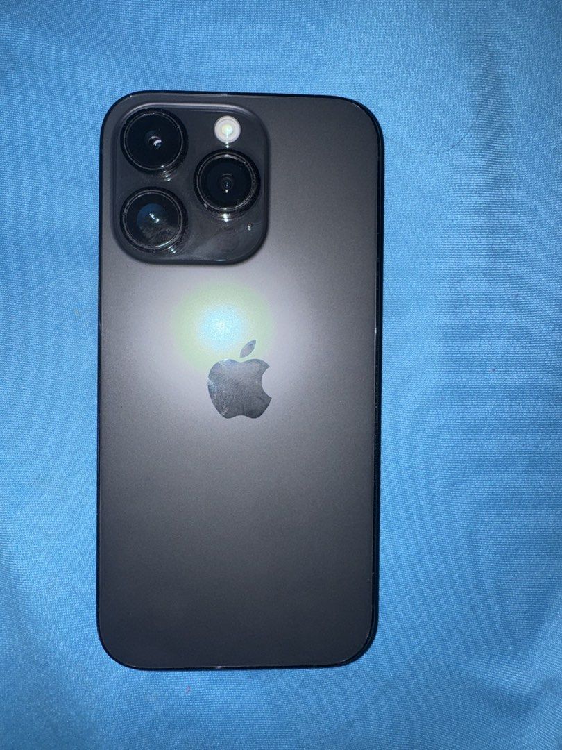 iphone 14 pro (read description) (Category: iPhone 14 Series) located in Makati City. Submitted by cosmic_nevada (Listing ID 1470033739, Image 1). Description: negotiable for sure buyers broken lcd has scratches battery health 77% with box 128GB .