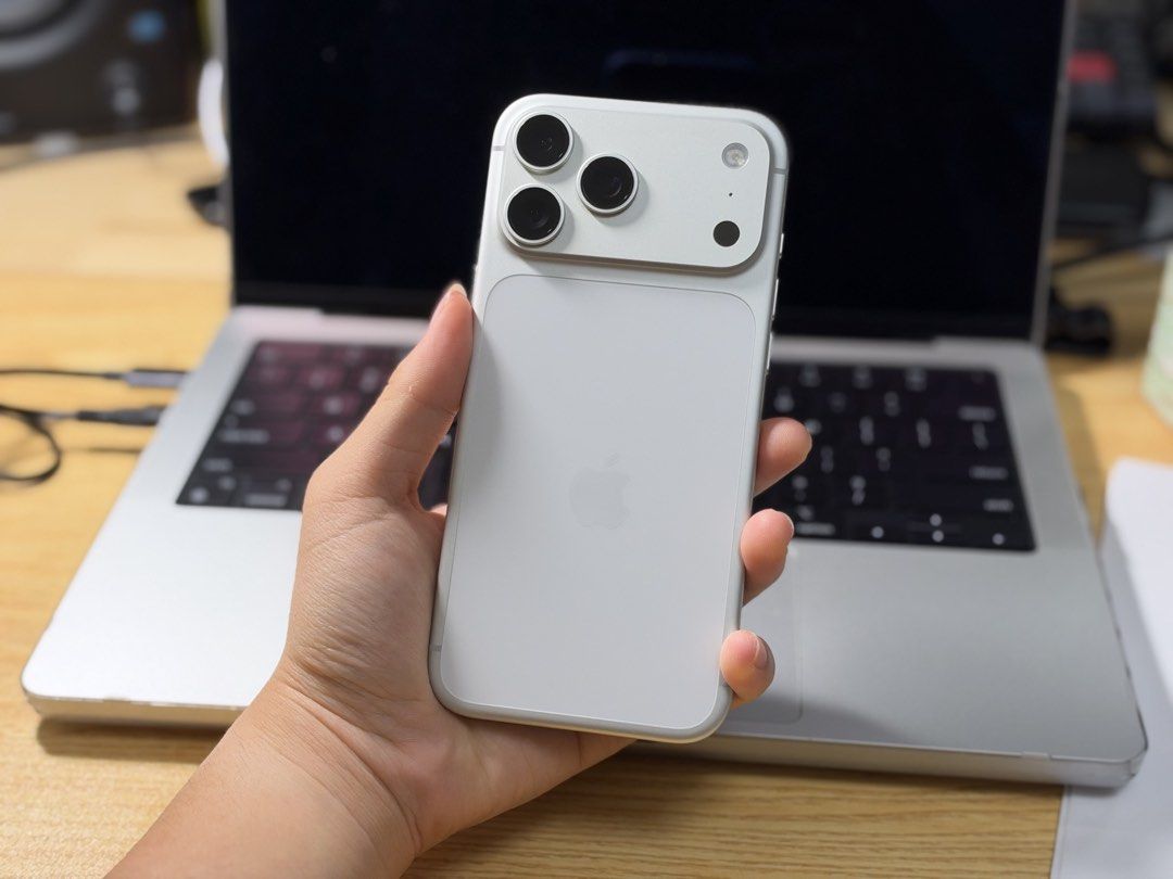 iPhone 17 Pro Max （分類：iPhone 17 Series）位於 Hong Kong。 由 al072025 提交（商品編號 1470087721，圖片 1）。簡介： 香港行貨17 pro max 銀256gb 因更換18 pro而出售 有盒 有AOS收據 電池94% 靚機 所有嘢原裝 冇換過 機底有輕微花痕 請看圖6，7 ，介意者勿拍 除此以外，一切正常 低於官方回收價免問🙏🏻。