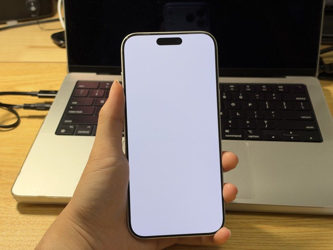 iPhone 17 Pro Max （分類：iPhone 17 Series）位於 Hong Kong。 由 al072025 提交（商品編號 1470087721，圖片 2）。簡介： 香港行貨17 pro max 銀256gb 因更換18 pro而出售 有盒 有AOS收據 電池94% 靚機 所有嘢原裝 冇換過 機底有輕微花痕 請看圖6，7 ，介意者勿拍 除此以外，一切正常 低於官方回收價免問🙏🏻。