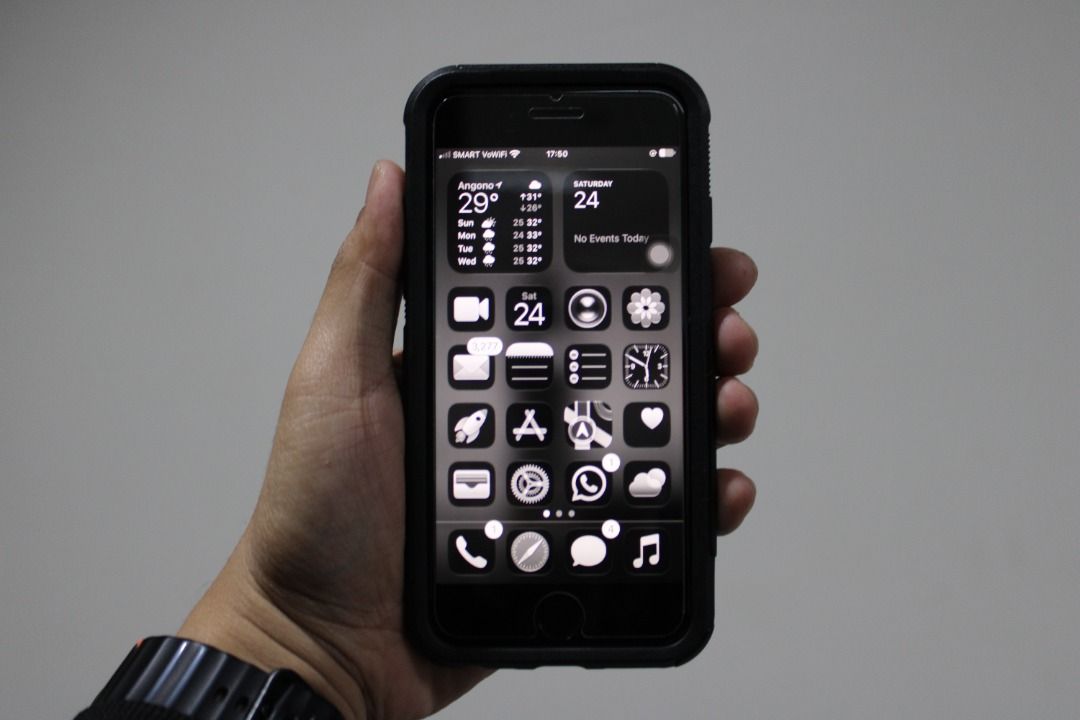 Iphone SE 3rd Gen (2022) (Category: iPhone SE Series) located in Manila. Submitted by iammisterpotatooo (Listing ID 1470051861, Image 3). Description: Iphone SE 3rd Gen (2022) 64gb 5G 77% Battery Health Black Openline Working fingerprint and truetone No issues Scratches and dents only Unit only and phone cases. P7,500.00 Non negotiable/No trades Angono or Pasig meetup Lalamove or LBC (Cash on Pickup) is also available. .