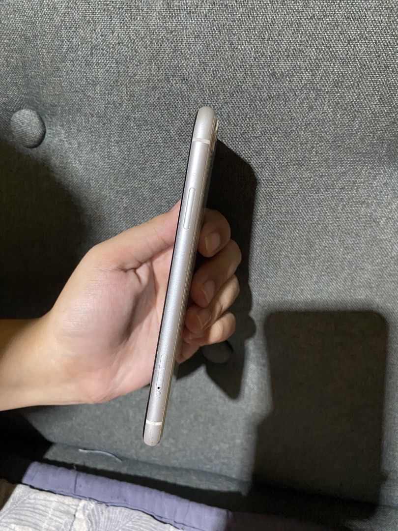 IPHONE XR (Category: iPhone X Series) located in Manila. Submitted by lovefloralsandlaces (Listing ID 1470058216, Image 2). Description: .