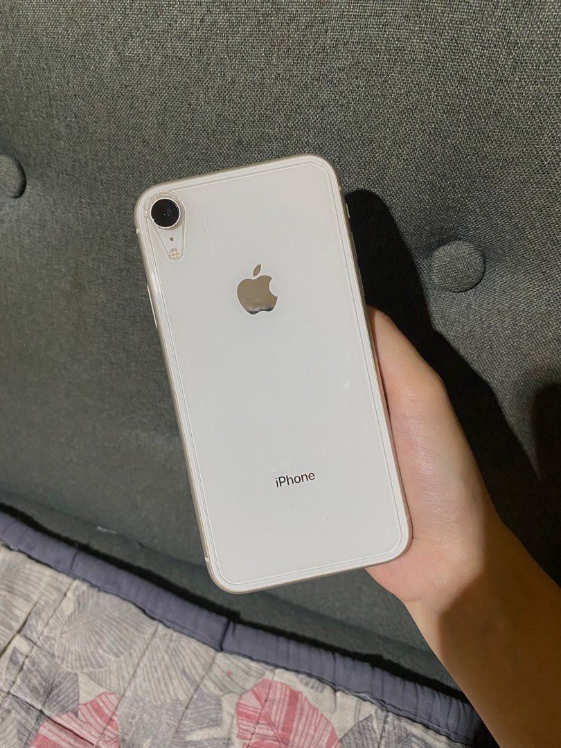 IPHONE XR (Category: iPhone X Series) located in Manila. Submitted by lovefloralsandlaces (Listing ID 1470058216, Image 1). Description: .