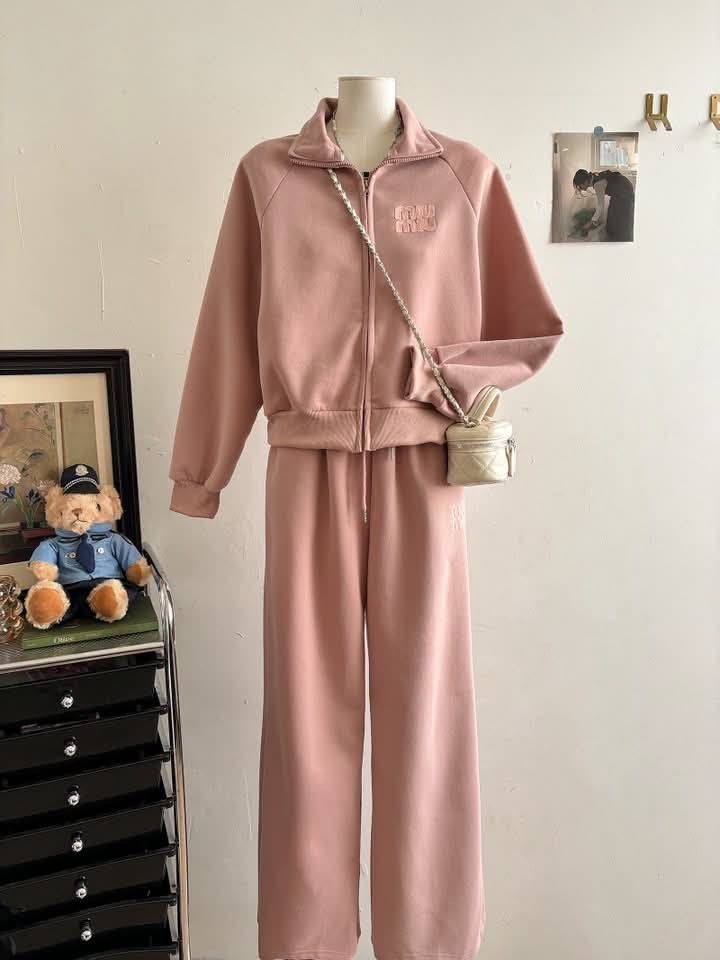 Jacket with pants (Category: Activewear) located in Manila. Submitted by raredeer-4deb4e (Listing ID 1469986330, Image 2). Description: can fit upto xxl.