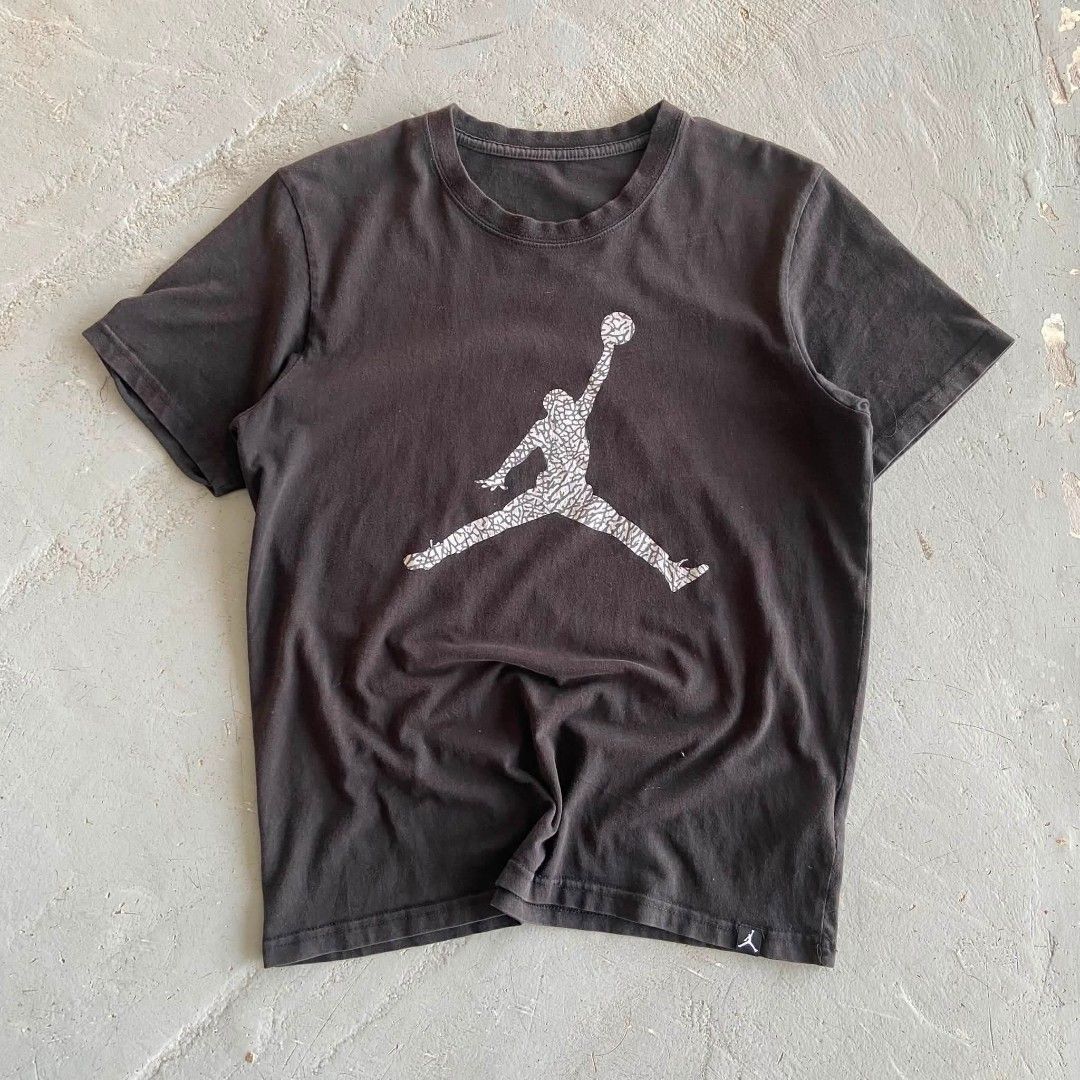 Jordan (Category: Tshirts & Polo Shirts ) located in Malabon City. Submitted by not_just_fits (Listing ID 1470141709, Image 1). Description: Dimes: ▪️W: 21 L: 26 Flaw/s: ▪️missing neck tag, hairlines, slightly loose neck.