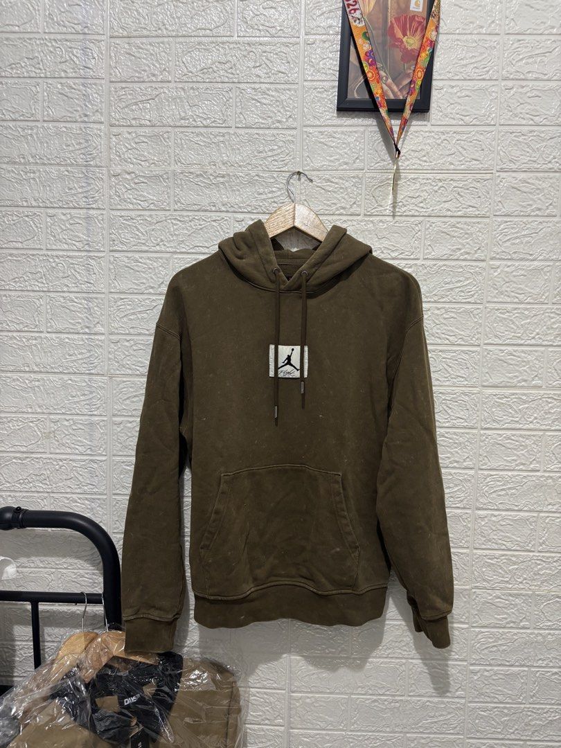 Jordan Flight Olive Green Hoodie (Category: Hoodies) located in Makati City. Submitted by eyesteward (Listing ID 1470091544, Image 1). Description: - Color/Finish: Olive green with a cool vintage wash effect - Material: Premium heavyweight cotton fleece for maximum warmth and comfort - Details: Rectangular stitched Jumpman Flight patch on the chest - Hardware: Premium drawstrings finished with silver metal aglets - Functionality: Classic front ka