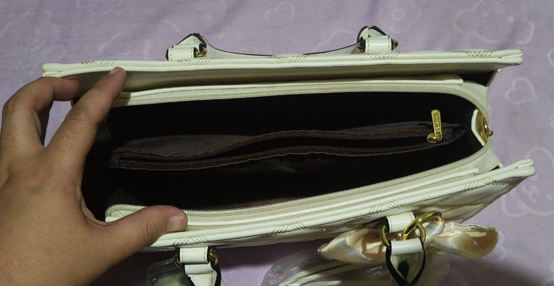 Jovanni Quilted Hand Bag (Category: Cross-body Bags) located in Villasis. Submitted by bunnybabe08 (Listing ID 1470133135, Image 2). Description: • Brand: Jovanni • Material: High-quality Quilted Vegan Leather / Faux Leather • Color / Hardware: Off-white (Cream) | Gold-toned metallic hardware and accents • Condition: Excellent pre-loved condition. Features a structured, classic quilted silhouette with clean lines and sturdy dual top handles. Incl