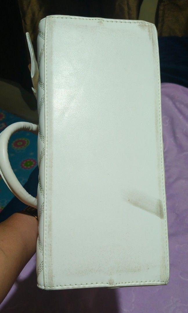 Jovanni Quilted Hand Bag (Category: Cross-body Bags) located in Villasis. Submitted by bunnybabe08 (Listing ID 1470133135, Image 3). Description: • Brand: Jovanni • Material: High-quality Quilted Vegan Leather / Faux Leather • Color / Hardware: Off-white (Cream) | Gold-toned metallic hardware and accents • Condition: Excellent pre-loved condition. Features a structured, classic quilted silhouette with clean lines and sturdy dual top handles. Incl