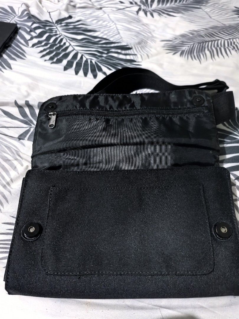 Kangol Canvas Sling Bag (Category: Sling Bags) located in Batangas. Submitted by theitemspot (Listing ID 1470066294, Image 2). Description: Very Nice condi Cympre OG OG Lahat ng details naka kangol Issue - May sbrng liit na kurot sa ilalim..di nmn halata.