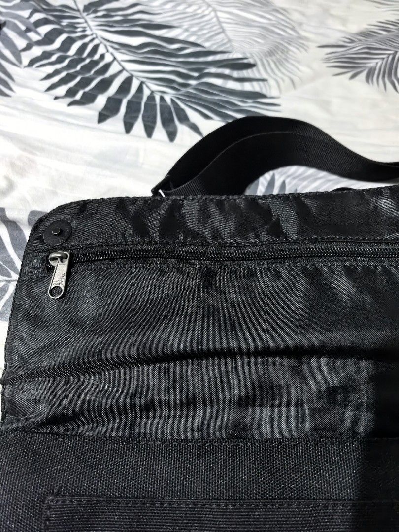 Kangol Canvas Sling Bag (Category: Sling Bags) located in Batangas. Submitted by theitemspot (Listing ID 1470066294, Image 3). Description: Very Nice condi Cympre OG OG Lahat ng details naka kangol Issue - May sbrng liit na kurot sa ilalim..di nmn halata.