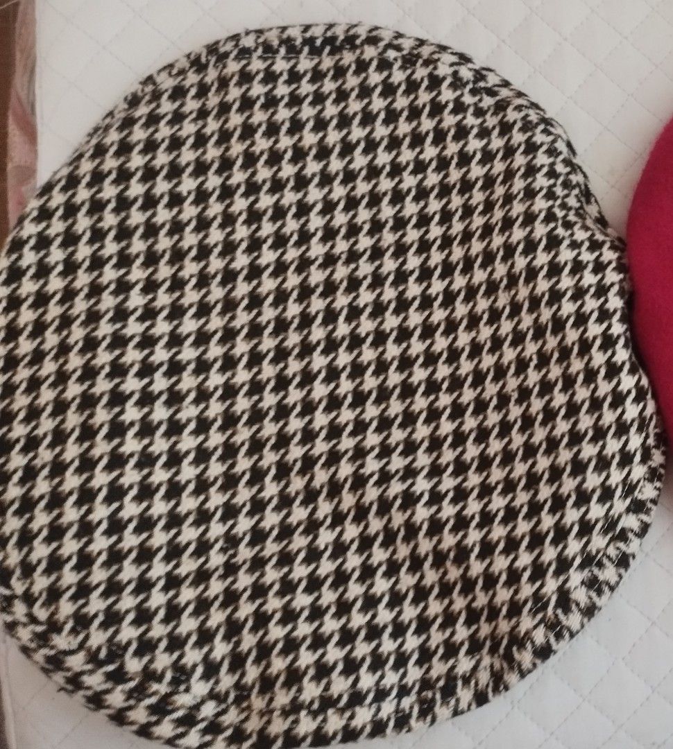Kangol Beret Large / X-Large (Category: Hats & Beanies) located in Baguio. Submitted by katgon2016 (Listing ID 1470086525, Image 2). Description: - Brand: Kangol - Design: Black and white pattern with a solid black brim - Logo: Signature embroidered kangaroo on the side - Size: Large / X-Large - Origin: Made in China, Born British (Est. 1938) - new without tags.
