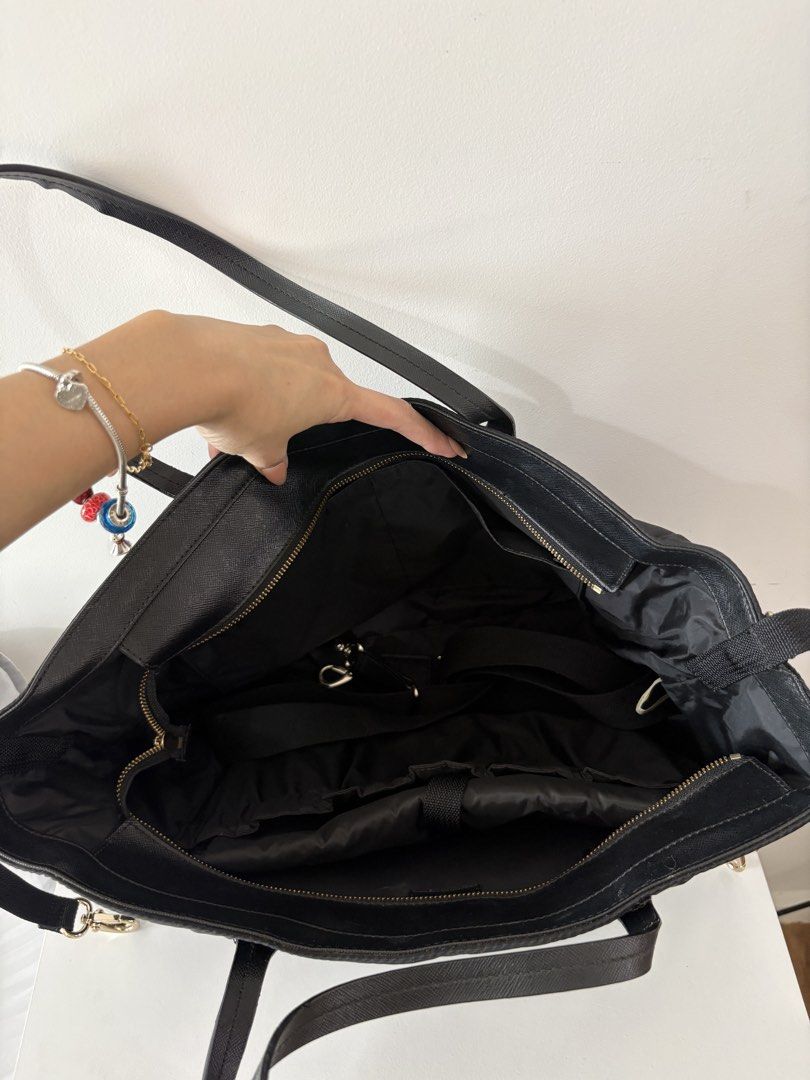 Kate Spade 'Dawn' Baby Bag (Category: Diaper Bags & Wetbags) located in Davao. Submitted by air3cl (Listing ID 1470003390, Image 3). Description: Authentic Kate Spade 'Dawn' Baby / Diaper Bag - super linis pa - comes with the original changing mat and strap/sling - slight stiffness sa handles ng bag.