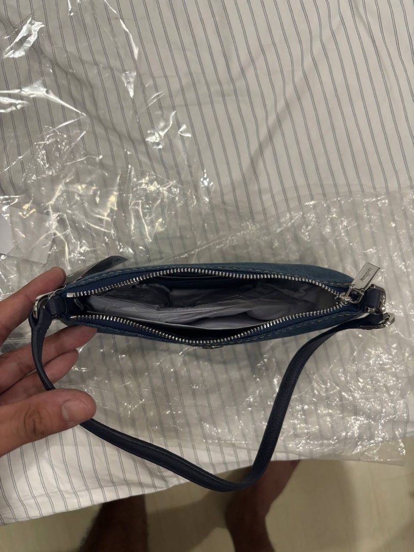 kate spade mini bag (Category: Purses & Pouches) located in Taguig. Submitted by decluterwithmae (Listing ID 1470023553, Image 2). Description: .