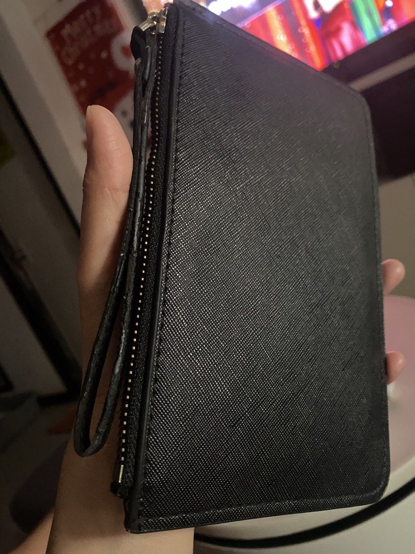 Kate spade saffiano leather wristlet (Category: Purses & Pouches) located in Santa Maria. Submitted by jordangail (Listing ID 1469994660, Image 3). Description: Saffiano leather Gold and black Issue: onti lang bakbak sa wrist strap Excellent 9.8/10 With tags sa loob Ykk zipper Malinis Mine nyo na Gcash Jnt God bless.