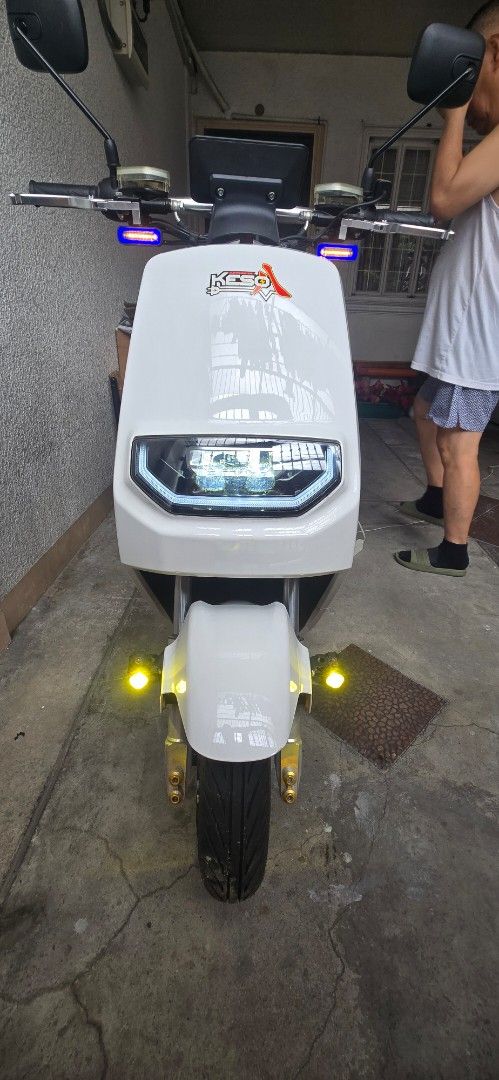 Keso Electric Scooter with SEC Top Box (Category: Motorbikes for Sale) located in Manila. Submitted by dabbyd (Listing ID 1470076710, Image 2). Description: White electric scooter, Keso branding. Equipped with SEC top box on the rear rack. Modern LED headlights, turn signals on handlebars, and side mirrors attached. Dual standing kickstand deployed. Charger plugged in on the floorboard area. Ready for city commutes. RFS : seldom used.. 172km odo 