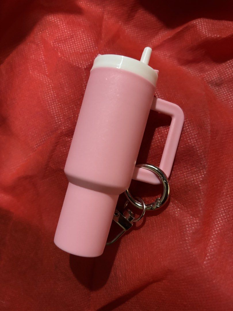 Key chain (Category: Other Accessories) located in Manila. Submitted by purplefly_26 (Listing ID 1470046457, Image 3). Description: Pink key chain, can fit 5peso coin and bills great for gifting.