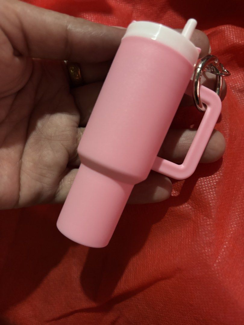 Key chain (Category: Other Accessories) located in Manila. Submitted by purplefly_26 (Listing ID 1470046457, Image 2). Description: Pink key chain, can fit 5peso coin and bills great for gifting.