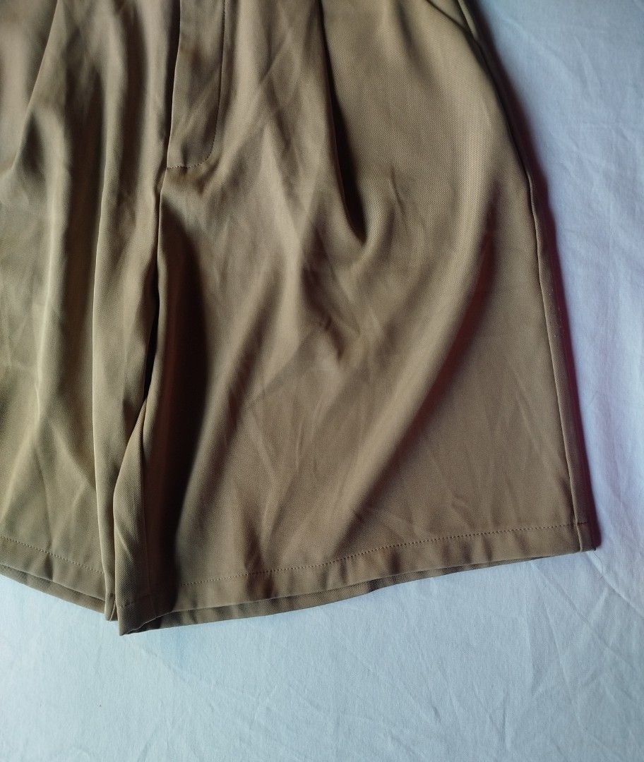 Khaki Tailored Pleated Shorts (Category: Shorts) located in Cavite. Submitted by raxcollection (Listing ID 1469994350, Image 3). Description: 🚚 Delivery: Lalamove or J&T 💳 Payment: GCash only 📍 Location: General Trias, Cavite.