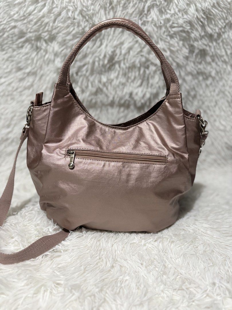 Kipling (Category: Shoulder Bags) located in Baguio. Submitted by rheaanne07 (Listing ID 1470076482, Image 3). Description: Kipling 2-way metallic pink 3 compartments New pa Not sure kung orig ito pero matibay (May nakaengrave sa zipper pullers na kipling pero ung brand ng zipper like dura or ykk wala) ₱980.