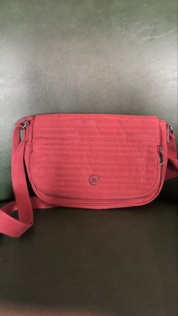 Kipling Earthbeat Small Crossbody Bag (Category: Luxury Bags & Wallets) located in Manila. Submitted by dindiesjrn (Listing ID 1469954162, Image 2). Description: 1. Authentic Kipling Earthbeat Small Crossbody Bag ₱1000 Price is still negotiable .