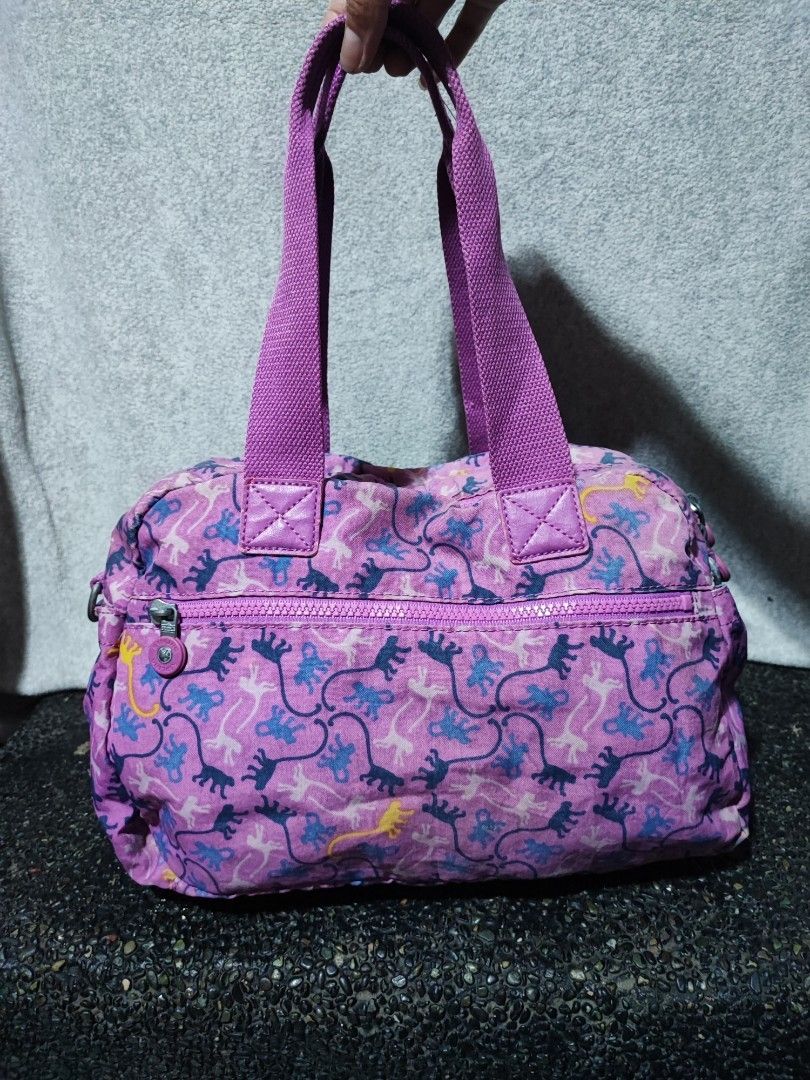 Kipling shoulder bag (Category: Tote Bags) located in Baguio. Submitted by jayrgijc52758 (Listing ID 1470089421, Image 2). Description: Kipling shoulder bag Medium size In very good condition pa May dumi sa bandang zipper 550.