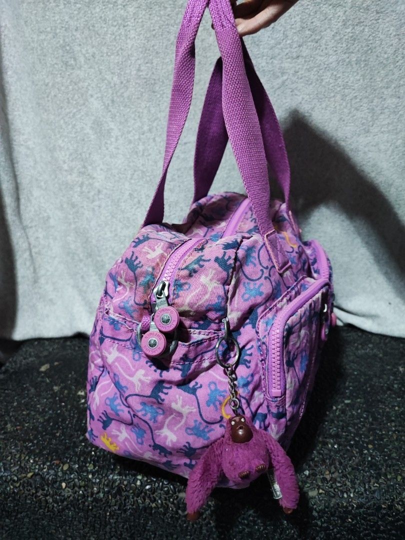 Kipling shoulder bag (Category: Tote Bags) located in Baguio. Submitted by jayrgijc52758 (Listing ID 1470089421, Image 3). Description: Kipling shoulder bag Medium size In very good condition pa May dumi sa bandang zipper 550.