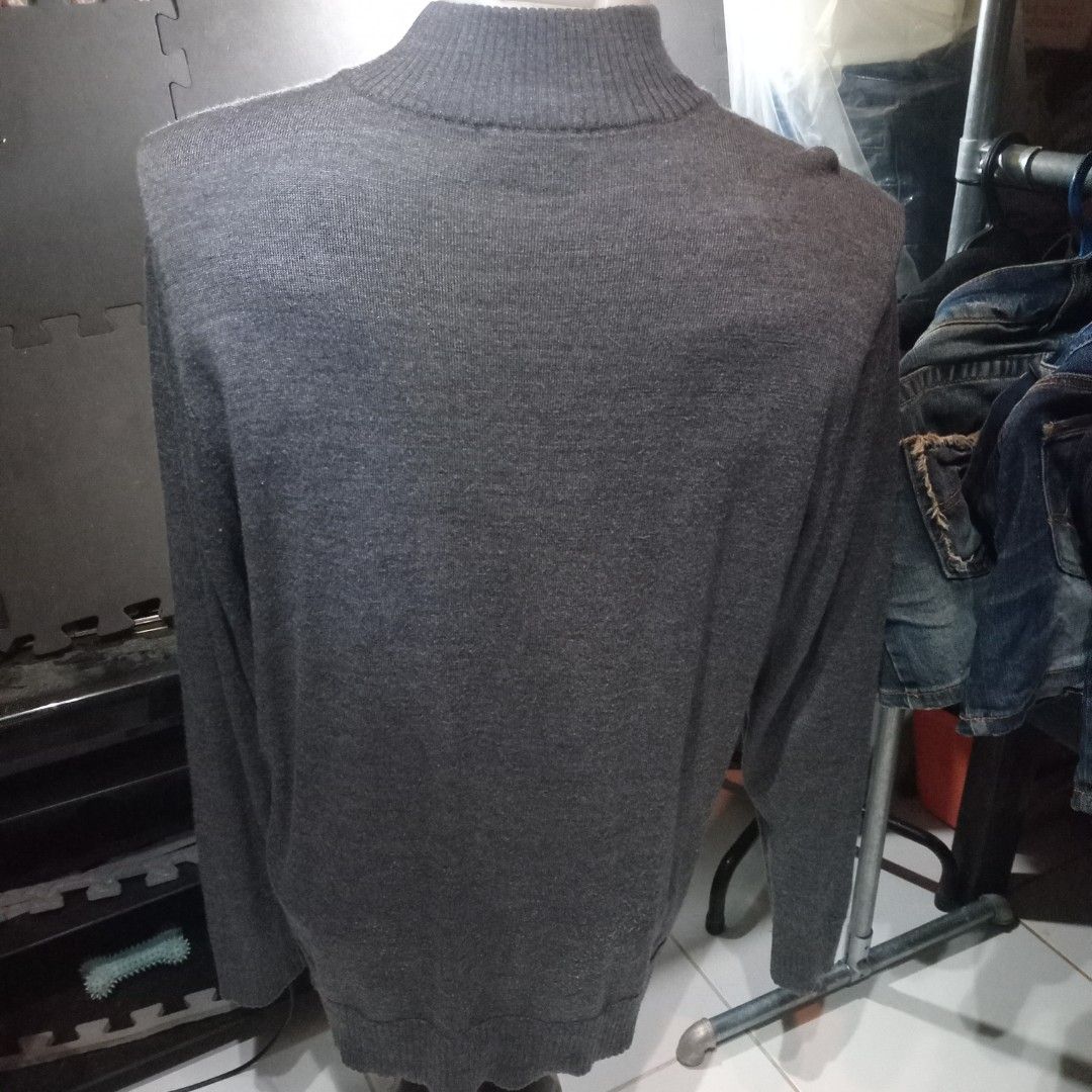 Knitted Quarter-Zip (MEN) (Category: Coats, Jackets and Outerwear) located in Angono. Submitted by thrifted.fashionshop (Listing ID 1470118696, Image 3). Description: Fit - large *cotton knitted *q-zip *light weight *gray color <COLORS MAY VARY DUE TO LIGHTING> MOP : Gcash only COURIER : Jnt / Lalamove REMINDER : Shipping fee ay hindi kasama sa presyo ng item.