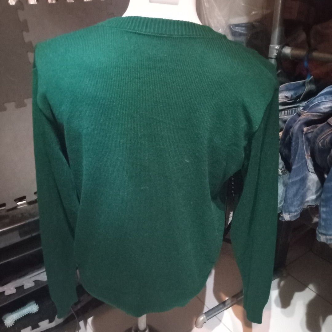 Knitted V-Shaped Sweater (MEN) (Category: Coats, Jackets and Outerwear) located in Angono. Submitted by thrifted.fashionshop (Listing ID 1470122154, Image 2). Description: Fit - medium *cotton knitted *V neck *dark green color <COLORS MAY VARY DUE TO LIGHTING> MOP : Gcash only COURIER : Jnt / Lalamove REMINDER : Shipping fee ay hindi kasama sa presyo ng item.