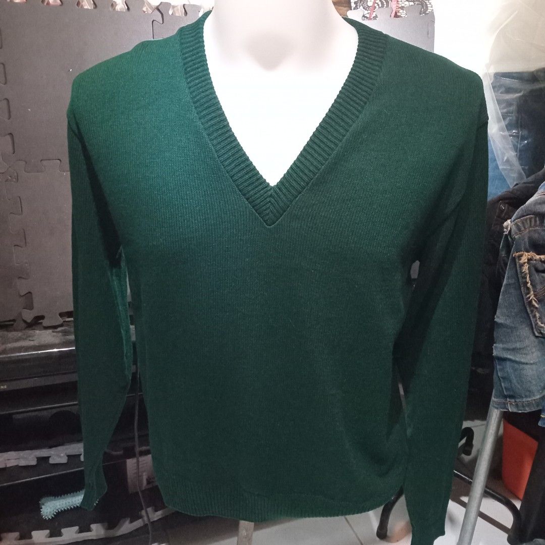Knitted V-Shaped Sweater (MEN) (Category: Coats, Jackets and Outerwear) located in Angono. Submitted by thrifted.fashionshop (Listing ID 1470122154, Image 1). Description: Fit - medium *cotton knitted *V neck *dark green color <COLORS MAY VARY DUE TO LIGHTING> MOP : Gcash only COURIER : Jnt / Lalamove REMINDER : Shipping fee ay hindi kasama sa presyo ng item.