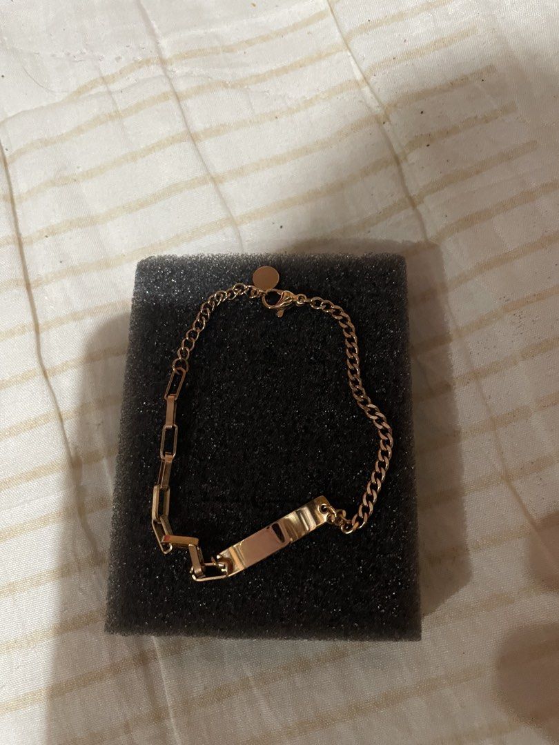 korean bracelet (Category: Bracelets) located in Silang. Submitted by luckykoki2018 (Listing ID 1469977064, Image 2). Description: bka like nyo diko kc gnagamit pwede ipang gift pinabili ko sa ate ko sa korea maganda sya sayang kc at nka stock lang..take nite lang po dpo sya naisasangla,thanks....