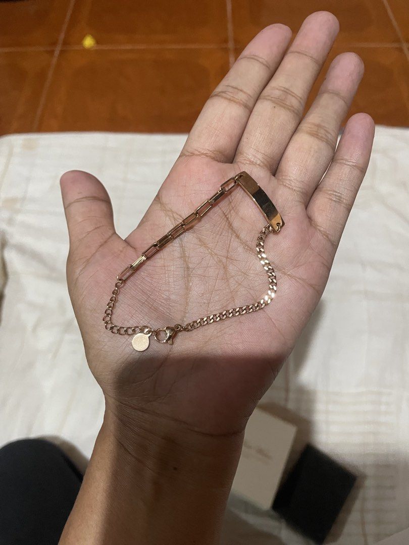 korean bracelet (Category: Bracelets) located in Silang. Submitted by luckykoki2018 (Listing ID 1469977064, Image 1). Description: bka like nyo diko kc gnagamit pwede ipang gift pinabili ko sa ate ko sa korea maganda sya sayang kc at nka stock lang..take nite lang po dpo sya naisasangla,thanks....