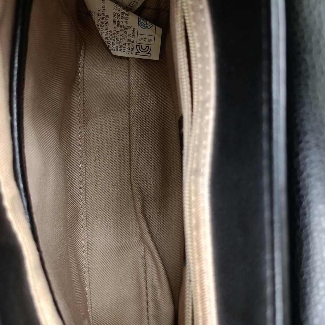 Lapallete leather sling bag (Category: Cross-body Bags) located in Barugo. Submitted by green.trendsetter (Listing ID 1470139802, Image 3). Description: PRELOVED MEANS PRELOVED. Each piece has been previously loved and may naturally have signs of use such as creasing, scratches, stains, discoloration, or other imperfections. Kindly manage your expectations accordingly. •We kindly ask for no fussy buyers. • Photos of bag’s details and other identi