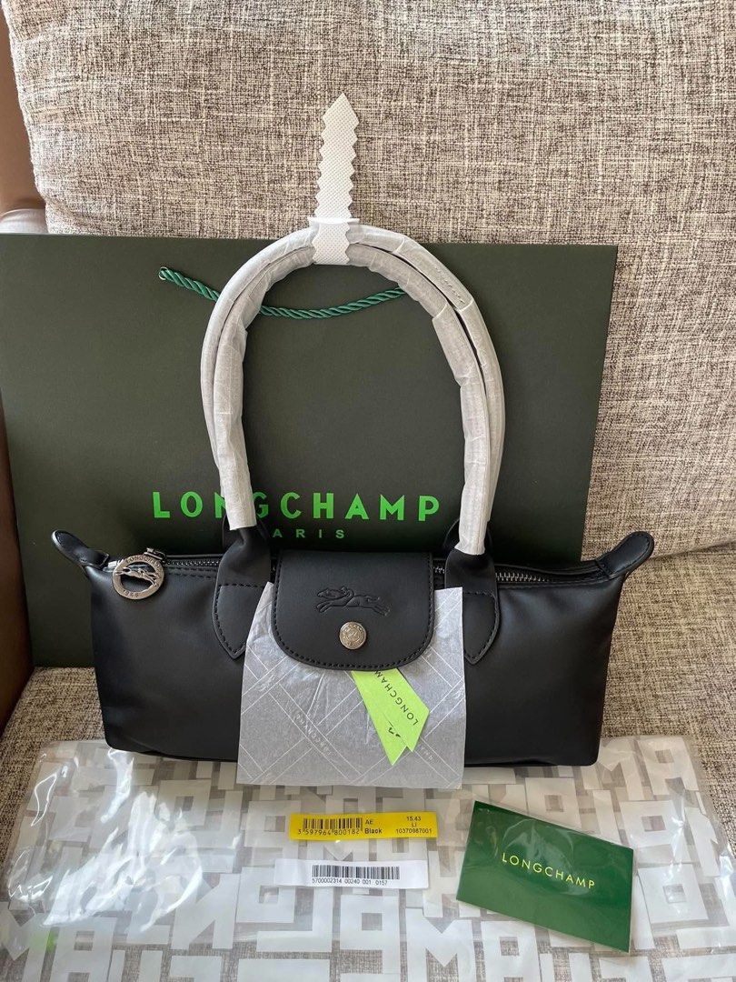 LC Eastwest Baguette Bag (Category: Shoulder Bags) located in Binan City. Submitted by pinkykeenshop (Listing ID 1470099902, Image 1). Description: .