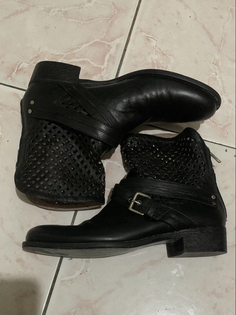 Leather buckled pointed boots (Category: Announcements) located in Manila. Submitted by garmentvoidarchive_ (Listing ID 1470076032, Image 1). Description: 250 + sf painted to black Good Leather Fits Size 39 - 40 .