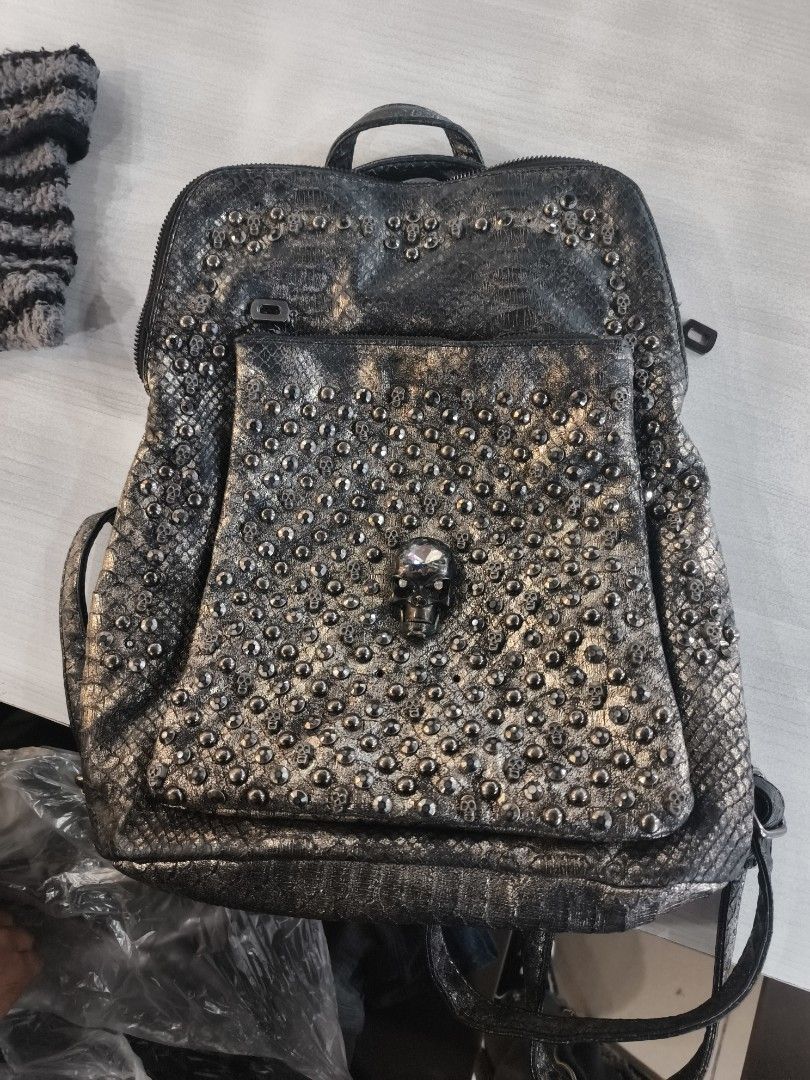 Leather Snake-Skin Skull Bag (Category: Backpacks) located in Bacolod City. Submitted by decayed_outlet (Listing ID 1470101980, Image 1). Description: 100% Leather good condi.