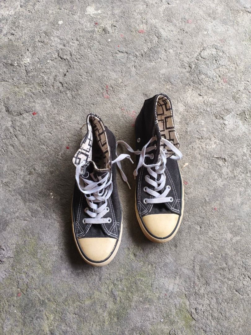 Lee Cooper High Top Canvas Sneakers Size US 6.5 (Category: Sneakers) located in Cavite. Submitted by benta.ni.jm (Listing ID 1470031019, Image 2). Description: Size: US 6.5 / UK 5.5 / EUR 39 / 240mm Condition: 7.5/10 Issue: signs of usage 📩📩📩.