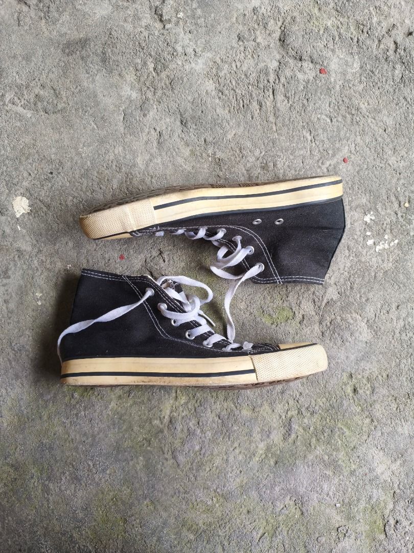 Lee Cooper High Top Canvas Sneakers Size US 6.5 (Category: Sneakers) located in Cavite. Submitted by benta.ni.jm (Listing ID 1470031019, Image 1). Description: Size: US 6.5 / UK 5.5 / EUR 39 / 240mm Condition: 7.5/10 Issue: signs of usage 📩📩📩.