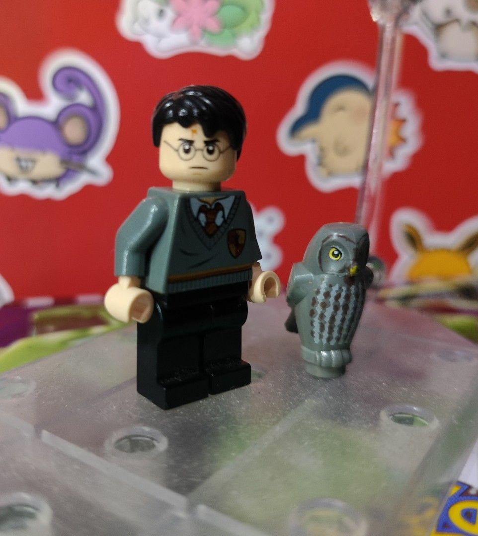 LEGO Harry Potter (hp094) with Dark Grey Owl Bundle (Category: Lego & Building Sets) located in San Antonio. Submitted by lansbitshop (Listing ID 1470087054, Image 3). Description: LEGO Harry Potter (hp094) with Dark Grey Owl Bundle Minifigure: Genuine LEGO Harry Potter (hp094) from the classic 2010 era. Features the signature light bluish-gray Hogwarts sweater with the Gryffindor stripe and crest. Companion: Includes the matching authentic dark 