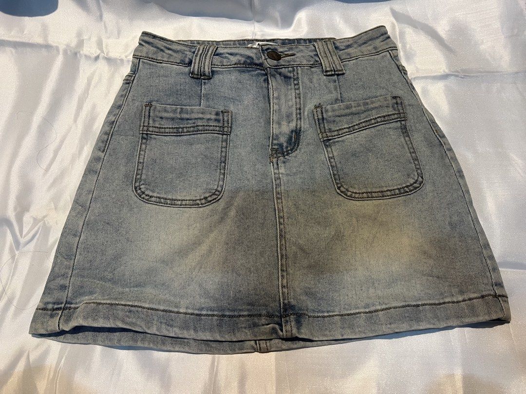 Light wash denim mini skirt with front pockets (Category: Skirts) located in Manila. Submitted by ghengdhoze (Listing ID 1470063073, Image 1). Description: - Style: Light wash denim mini skirt - Pockets: Two front flap pockets and two back pockets - Closure: Classic front button and zip - Details: Includes waistband belt loops - Fit: Casual and versatile everyday staple rfs: decluttering lalamove and grab ready no meet up payment first .
