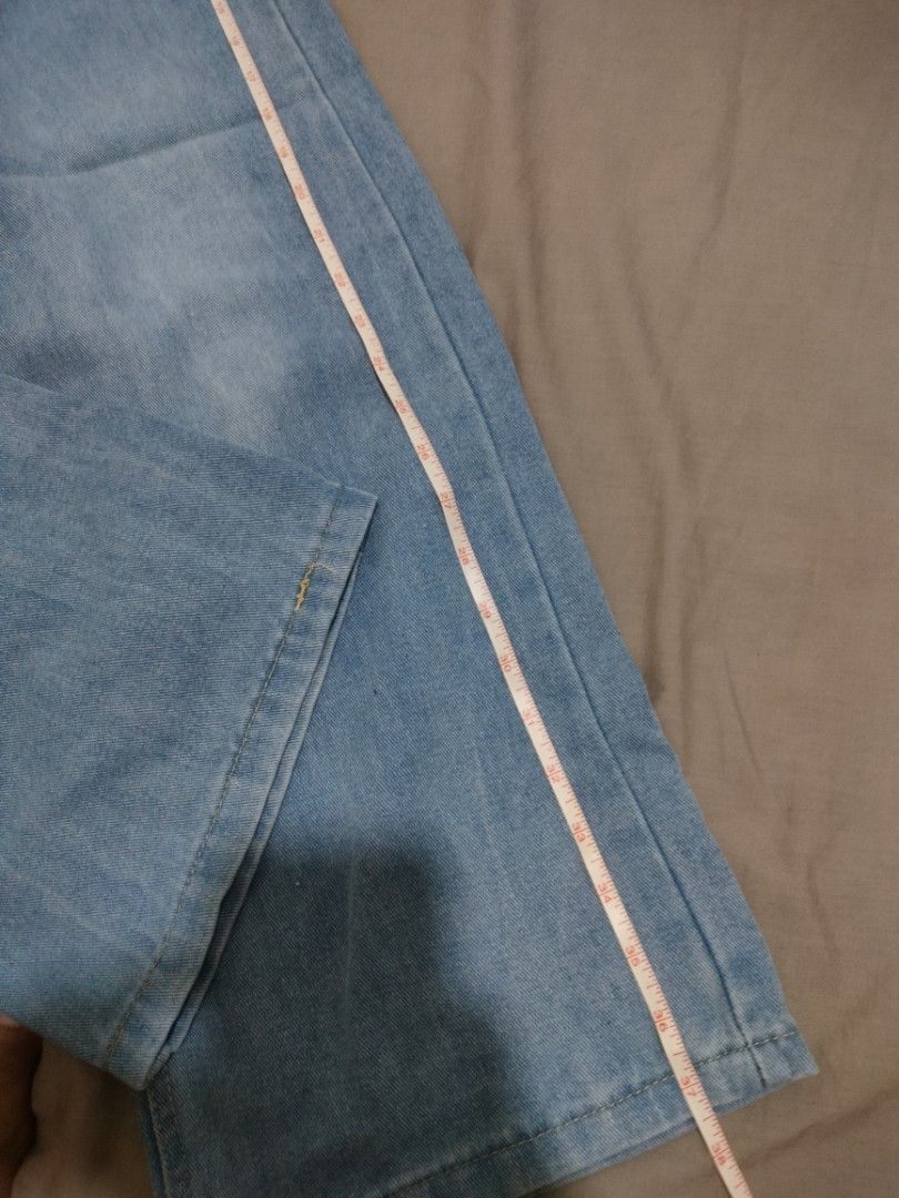 Light wash wide leg denim jeans (Category: Jeans) located in Paranaque City. Submitted by ksmthng (Listing ID 1470084249, Image 3). Description: Loc: Parañaque.