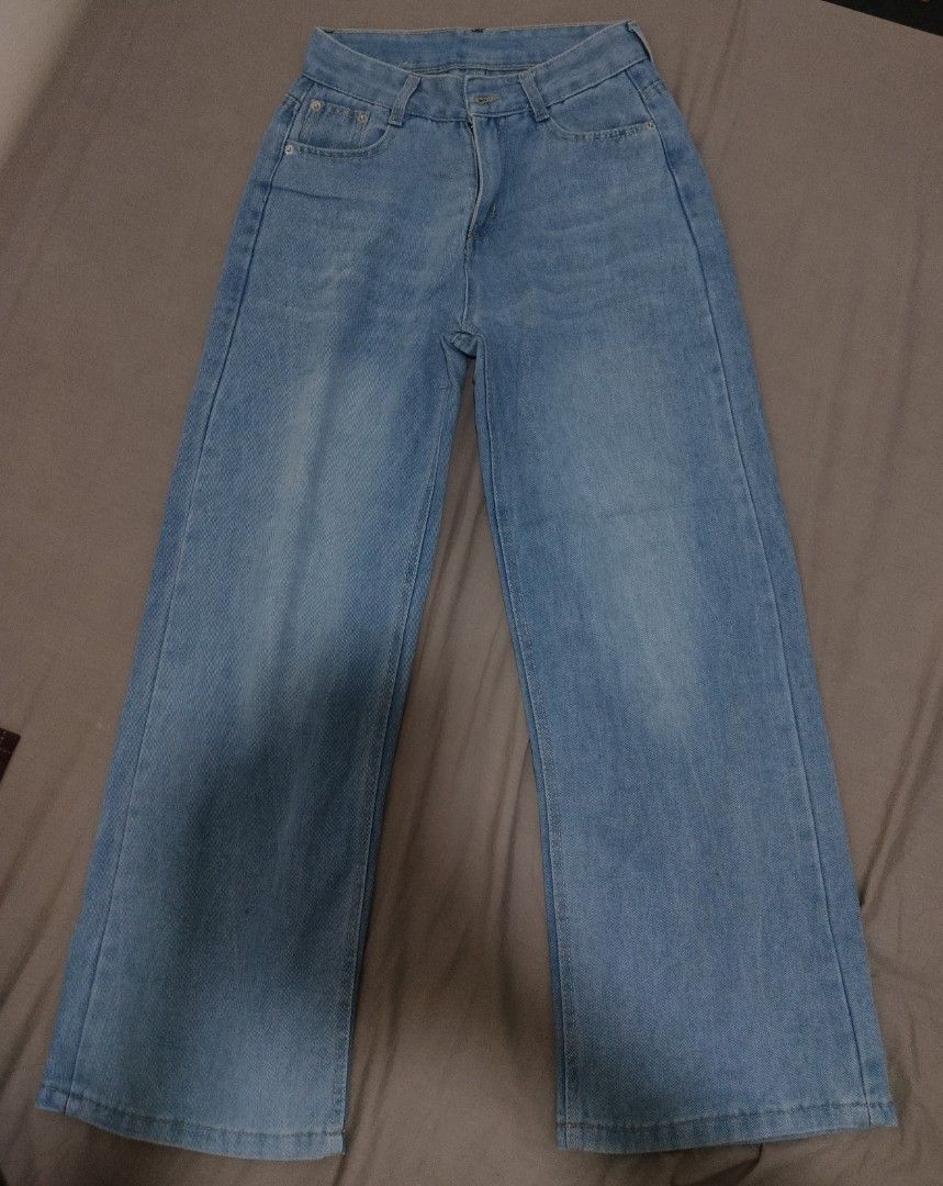 Light wash wide leg denim jeans (Category: Jeans) located in Paranaque City. Submitted by ksmthng (Listing ID 1470084249, Image 1). Description: Loc: Parañaque.