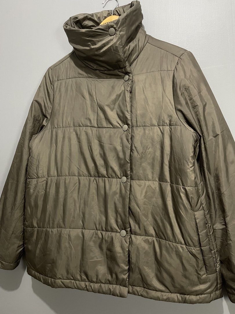 Liz Claiborne Quilted Puffer Jacket (Category: Coats, Jackets and Outerwear) located in Davao. Submitted by yannrussel00 (Listing ID 1469964998, Image 3). Description: 📍𝗟𝗼𝗰𝗮𝘁𝗶𝗼𝗻: 𝗗𝗮𝘃𝗮𝗼 𝗖𝗶𝘁𝘆 📌 𝗜𝘁𝗲𝗺 𝗦𝘁𝗶𝗹𝗹 𝗔𝘃𝗮𝗶𝗹𝗮𝗯𝗹𝗲 𝗥𝗘𝗔𝗗 𝗗𝗘𝗧𝗔𝗜𝗟𝗦 𝗕𝗘𝗟𝗢𝗪 ⬇️ ‼️ Size Medium on tag Dimes W21 x L28 Sleeves 23” Condition 10/10 No issue ₱650 + SF.