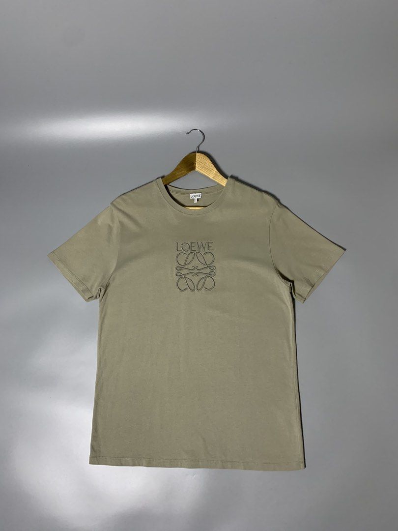 Loewe Anagram Embroidered T-Shirt (Category: Luxury Apparel) located in Manila. Submitted by macadr1p (Listing ID 1470113249, Image 2). Description: Loewe 𝑴𝒆𝒂𝒔𝒖𝒓𝒆𝒎𝒆𝒏𝒕𝒔 — 21x28 𝑩𝒆𝒔𝒕 𝑭𝒊𝒕 — M/ L 𝑪𝒐𝒍𝒐𝒓 𝑹𝒂𝒕𝒆— 10/10 𝑪𝒐𝒏𝒅𝒊𝒕𝒊𝒐𝒏 — Like New 𝑻𝒂𝒈𝒔 — Complete 𝑰𝒔𝒔𝒖𝒆𝒔 — None 𝑭𝒂𝒃𝒓𝒊𝒄 — High-quality 𝑪𝒐𝒍𝒐𝒓 — Not faded 𝑺𝒊𝒈𝒏𝒔 𝒐𝒇 𝑼𝒔𝒂𝒈𝒆 — None 𝑫𝑰𝑺𝑪𝑳𝑨𝑰𝑴𝑬𝑹❗️ 𝑨𝒍𝒍 𝒑𝒉𝒐𝒕𝒐𝒔, 𝒃𝒓𝒂𝒏𝒅 𝒏